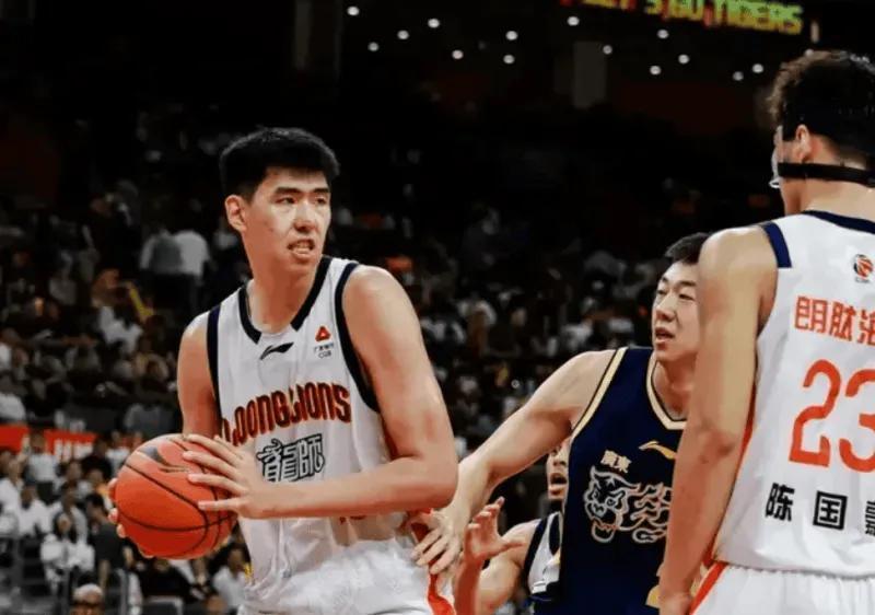开云-徐昕动态更新!众多NCAA名校向徐昕发邀请,但本人仍在国家队训练